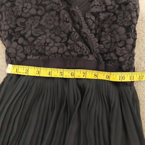 ✅✅ SOLD ✅✅ H&M MAMA Nursing Dress - Picture 5 of 7